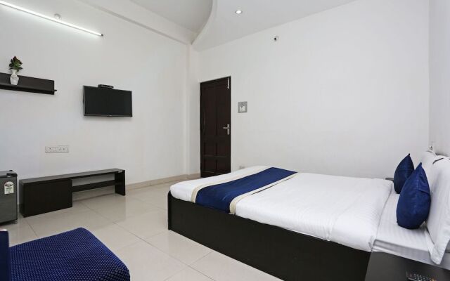 Townhouse OAK Hotel MP Inn