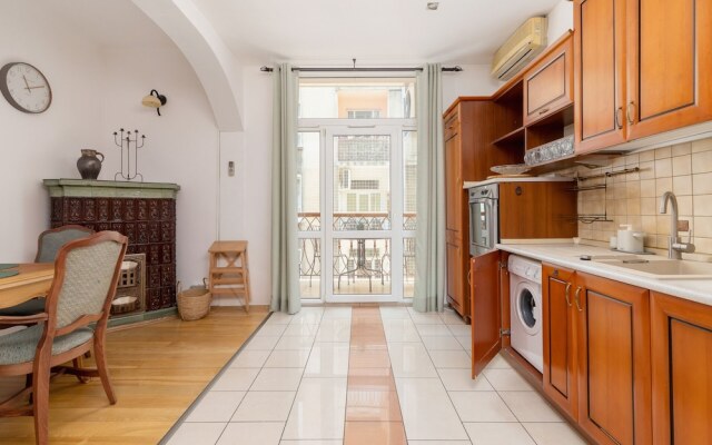 Retro Apartment Cracow Center by Renters