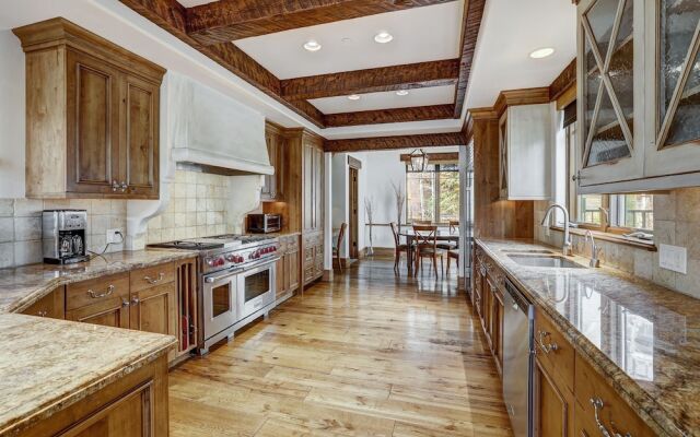 Refined 5 BR Private Home with Private Hot Tub by RedAwning