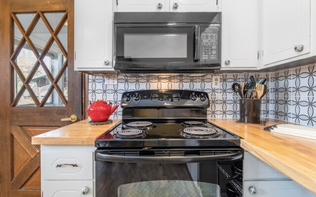 Rockwell Retreat 4 Bedroom Home by NW Comfy Cabins by RedAwning