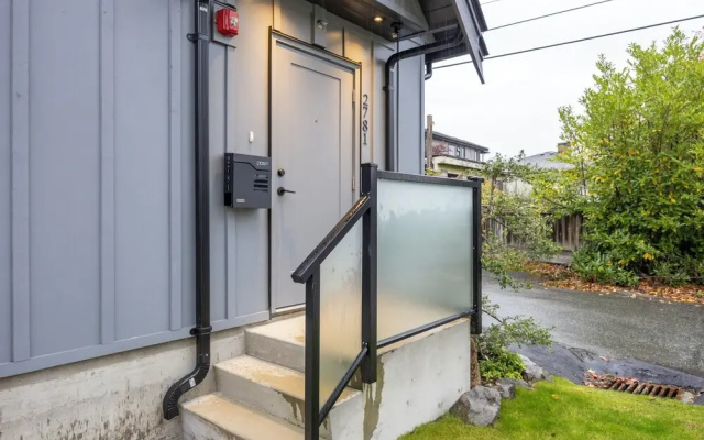 Sunny 1BR Detached Suite