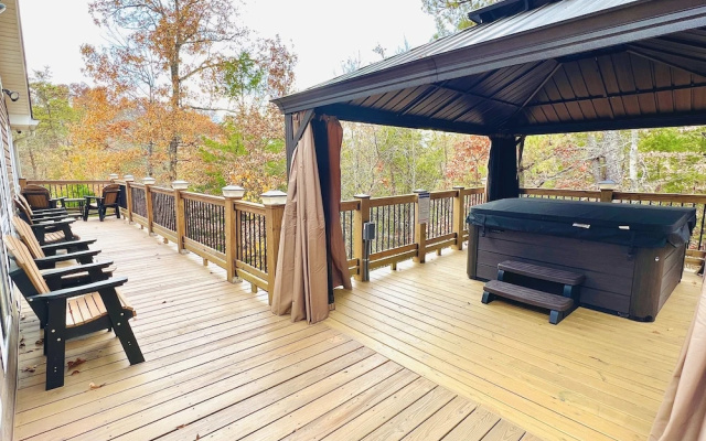 Rustic Hideaway 4 Bedroom Cabin by RedAwning