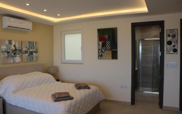 Wileg 4A Luxury Studio Apartment with Shared Swimming Pool.
