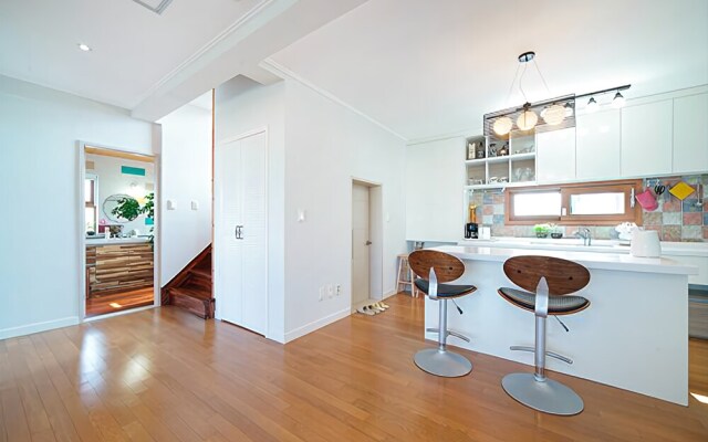 Jeju Dongmun Byeoljang Pension