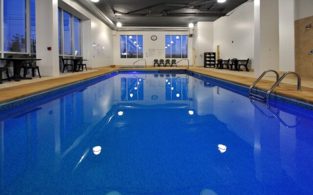 Holiday Inn Hotel & Suites Montreal Airport by IHG
