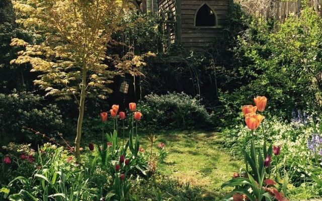 Veeve - Garden Views