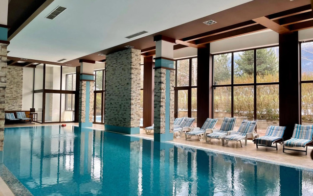 2-bedroom apartment near Bansko with pool and spa