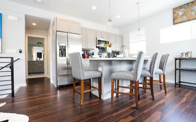 The Beautiful Berkley Homestead Walk to Tennyson