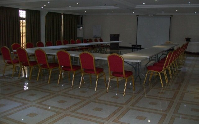 Ampoma Hotel