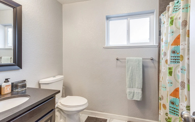 5 Mi to Dtwn Denver: Pet-friendly Home w/ Yard