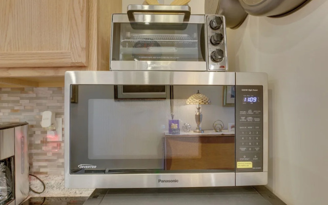 Cozy & Convenient Elmont Retreat w/ Patio!