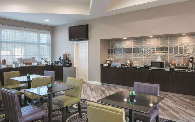 La Quinta Inn & Suites by Wyndham Orlando Airport North