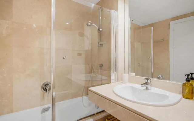 Beach-line apartment with 3 bedrooms in Estepona