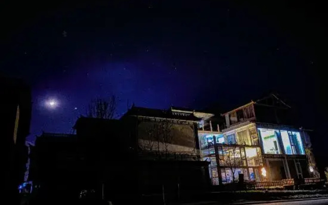 Luoluo Wuchen Lake View Inn