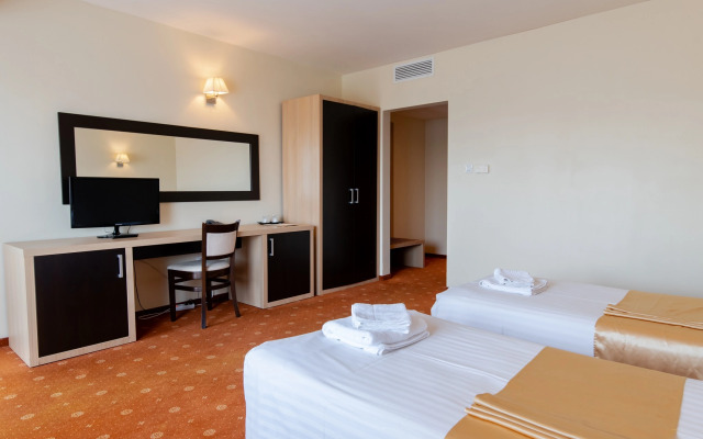 Hotel Oxford Inn & Suites