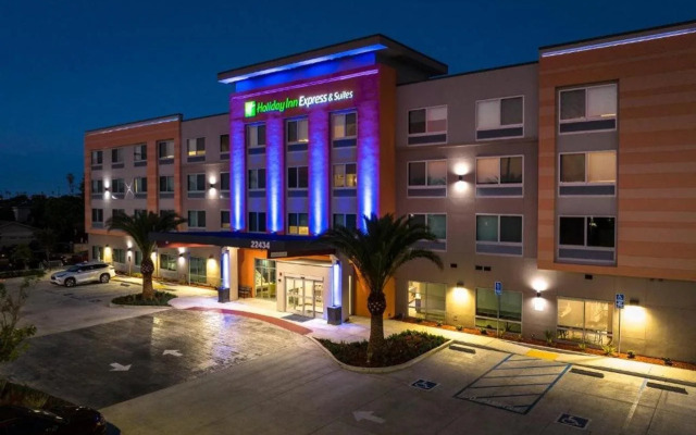Holiday Inn Express & Suites Hawaiian Gardens