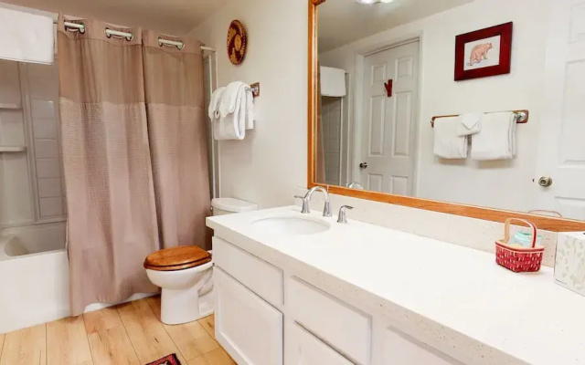 La Residence - Shared Pool, Hot Tub & More!