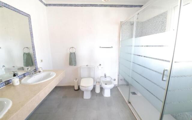 Beautiful 5 Bedroom Villa, Sea Views, Private Pool