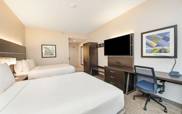 Holiday Inn Express & Suites Delafield by IHG