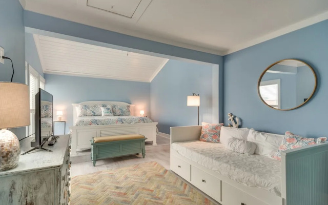 Poolside Madeira Beach Abode w/ Balcony!