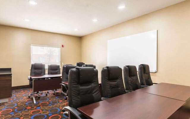 Econo Lodge Inn & Suites East