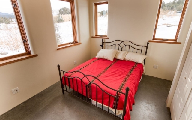 La Luna: Ideal Nature Retreat To Stay Safe From Pandemic - Self Check-In - at the End of a Dirt Road on 8 Acres. Magnificent Mountain Views. Ideal for Social Distancing And Isolation! Long Stays Welcome, Super-Host S