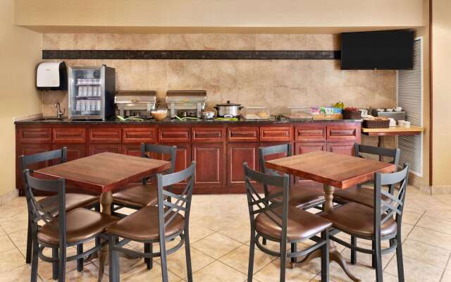Hawthorn Extended Stay by Wyndham Milwaukee Airport