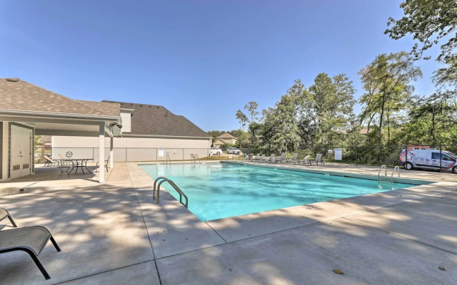 Fayetteville House: Pool Access & Gas Grill!