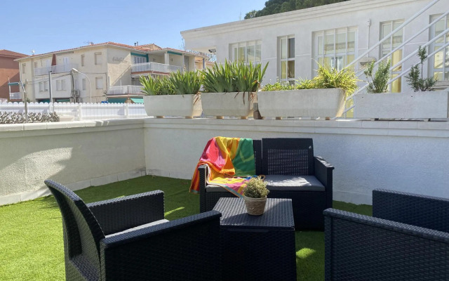 R126 Beachfront Apartment Sant Salvador