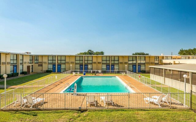 Motel 6 Henderson, TX