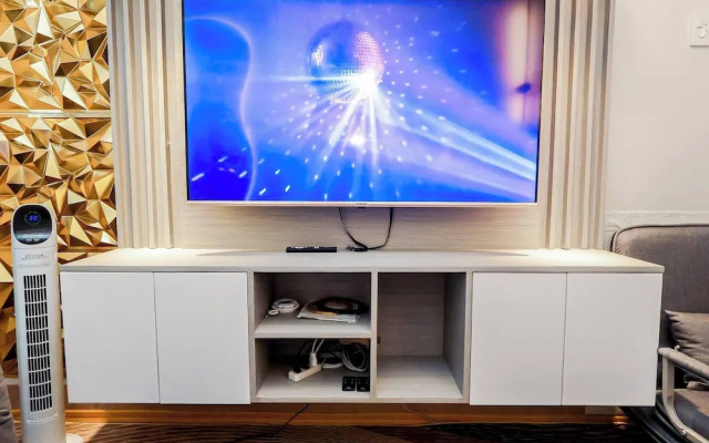 Sapphira Manor Luxurious Condo by the Bay