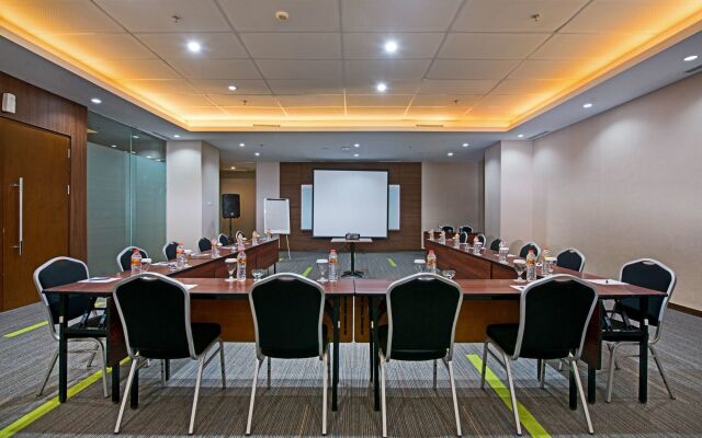 Grand Whiz Hotel Poins Simatupang Jakarta