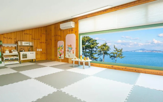 Yeosu Hi Mom Kids Family Pension Black