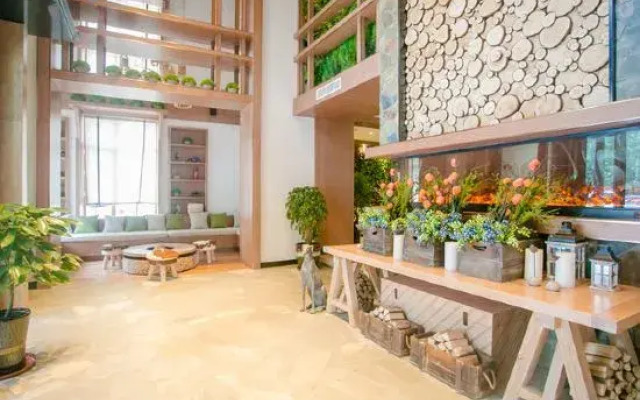 Changchun Lanhai Tangquan Business Hotel