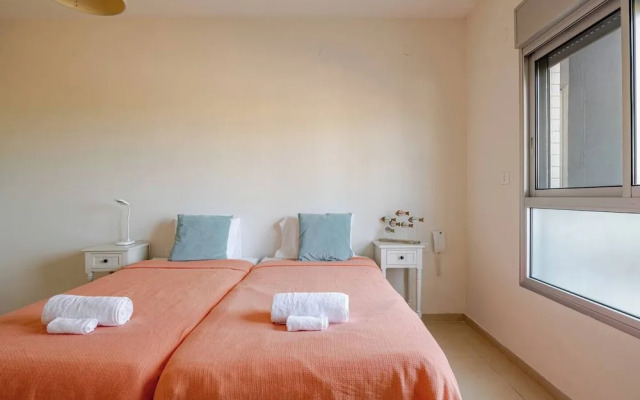 Gugel Waves Seaview 4BR Family Aparts