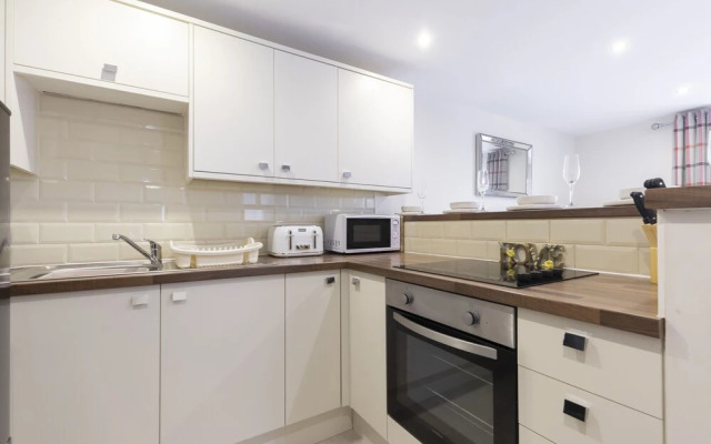 Elliot Oliver - 2 Bedroom Garden Apartment With Parking