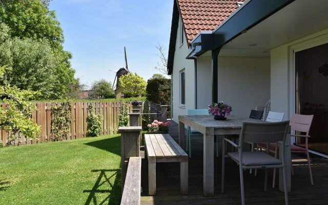Luxury Holiday Home in Oostvoorne by the Lake