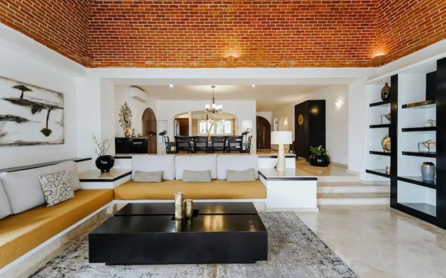 Villa Corona 6 BR Luxury Mansion