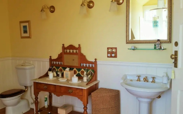 Water Bay Villa Bed and Breakfast