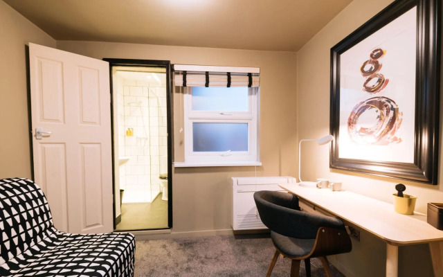 The Warwick by Aura Collection