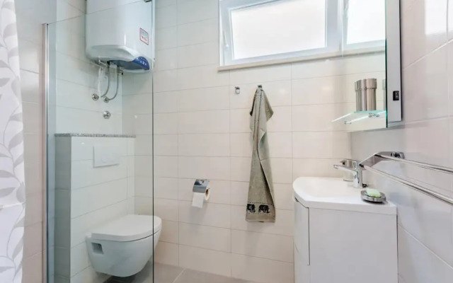 Apartment Karlo - Two Bedroom Apartment With Balcony