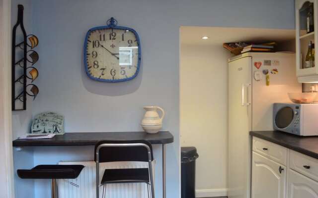 2 Bedroom Maisonette With Garden in Bow