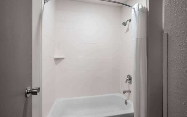 La Quinta Inn by Wyndham Indianapolis Airport Executive Dr