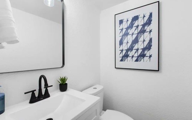 Posh & Serene 2BR w Private Patio