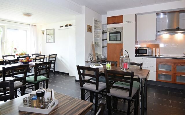 Snug Holiday Home With Storage, Roof Terrace, Private Garden