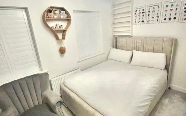 High END Spacious 4 Bed House - Free Parking