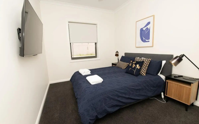 McNamara Lane Large CBD home Freshly renovated 7 Smart TV's Sleeps 11 – Guest Rooms – Orange
