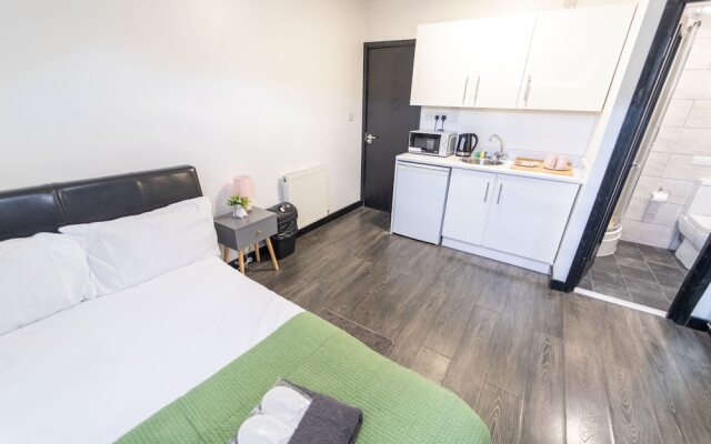 23 North Road Studios Near QE and UOB