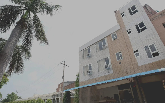 OYO 13368 Hotel Gold Star