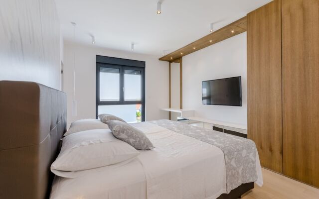 Luxury Villa Luna with Swimming Pool